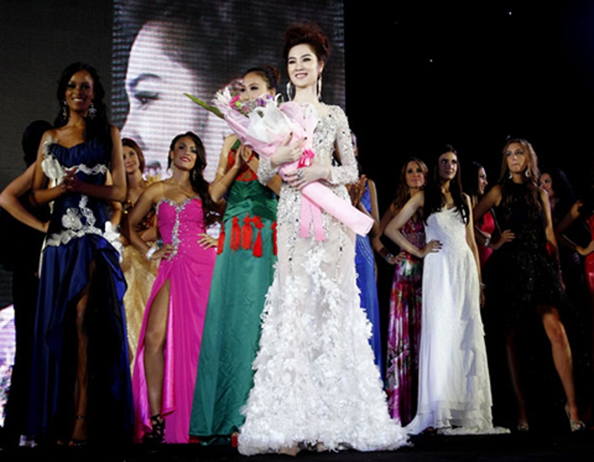 Ngọc Oanh đoạt giải ba Siêu mẫu Quốc tế 2012