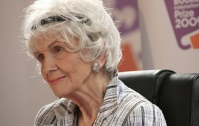 Vài nét về nhà văn 82 tuổi đoạt giải Nobel văn học 2013