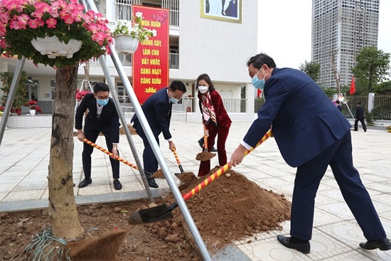 các quận, huyện, thị xã, đơn vị đóng trên địa bàn thành phố đồng loạt tổ chức lễ phát động Tết trồng cây Xuân Nhâm Dần từ ngày 6-2 đến 15-2-202