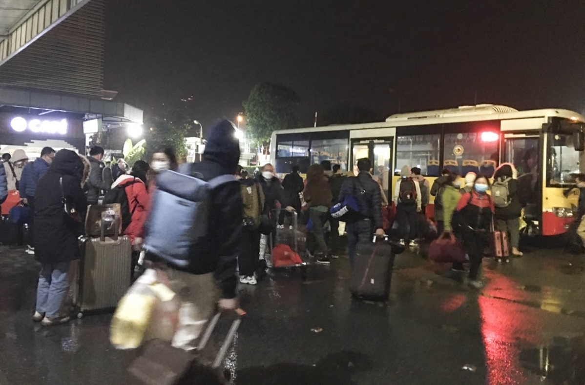 Mùng 6 Tết, nườm nượp người trở về Thủ đô trong mưa rét