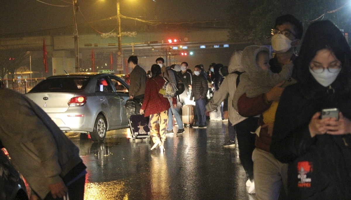 Mùng 6 Tết, nườm nượp người trở về Thủ đô trong mưa rét