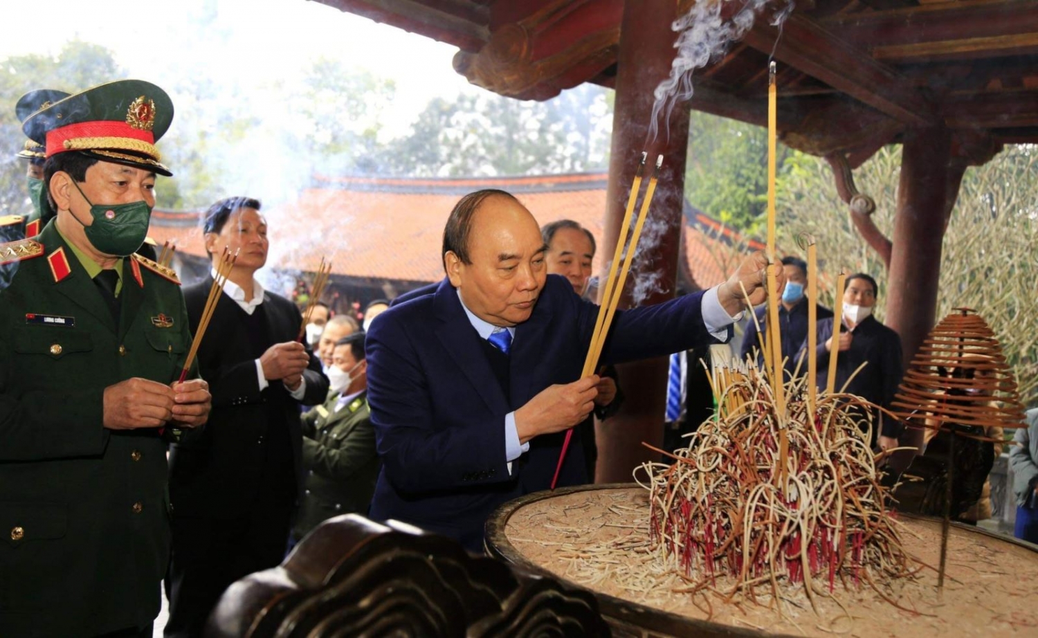 Chủ tịch nước Nguyễn Xuân Phúc dâng hương tưởng niệm tại Đền Quốc Tổ Lạc Long Quân