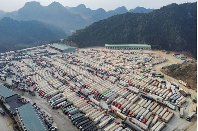 Hàng ngàn xe container chở hàng hóa ùn ứ tại các cửa khẩu ở Lạng Sơn