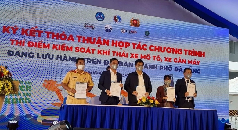  Các cơ quan, đơn vị liên quan ký kết thoả thuận hợp tác Chương trình thí điểm kiểm soát khí thải xe mô tô, xe gắn máy đang lưu hành trên địa bàn TP Đà Nẵng.