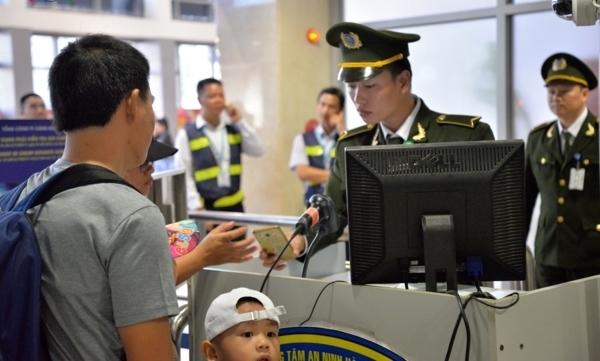 Nhân viên an ninh hàng không Cảng hàng không quốc tế Nội Bài. 