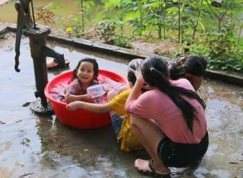 Xóm ngụ cư ven sông Hồng: Nhọc nhằn mưu sinh trong mùa dịch Covid