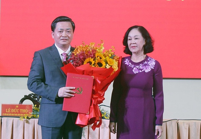 Đồng chí Trương Thị Mai trao quyết định và chúc mừng đồng chí Lê Đức Thọ. 