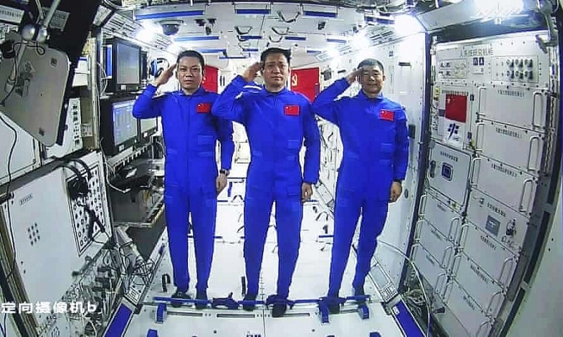 Thực hiện chuyến đi bộ ngoài không gian đầu tiên trên trạm Thiên Cung