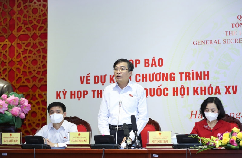 Phó chủ nhiệm Uỷ ban Kinh tế của Quốc hội Nguyễn Minh Sơn trả lời tại cuộc họp báo (Ảnh Duy Linh). 