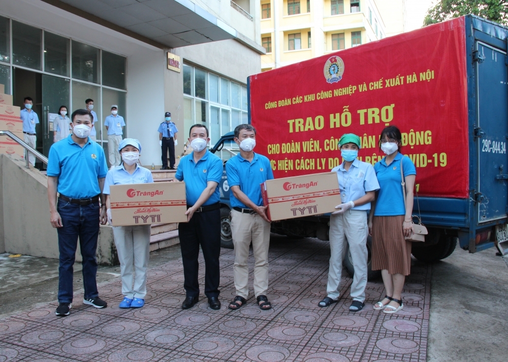 Công đoàn các Khu Công nghiệp và Chế xuất Hà Nội trao hỗ trợ cho đoàn viên, công nhân lao động thực hiện cách ly do dịch bệnh Covid-19. Ảnh minh họa: Lương Hằng