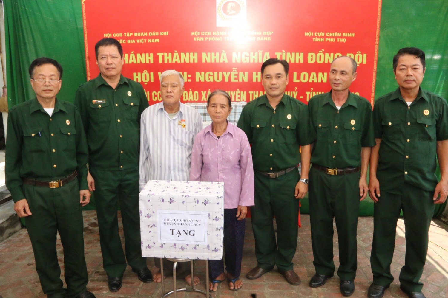Hội CCB Tập đoàn thăm, tặng quà thương bệnh binh và hỗ trợ xây nhà nghĩa tình đồng đội tại tỉnh Phú Thọ