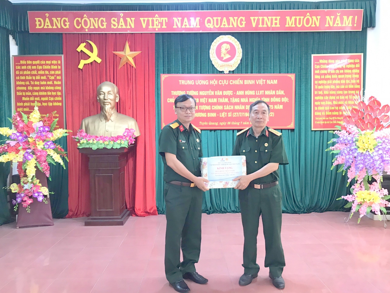 Hội CCB Việt Nam cùng Hội CCB Tập đoàn thăm, tặng quà đối tượng chính sách tỉnh Tuyên Quang