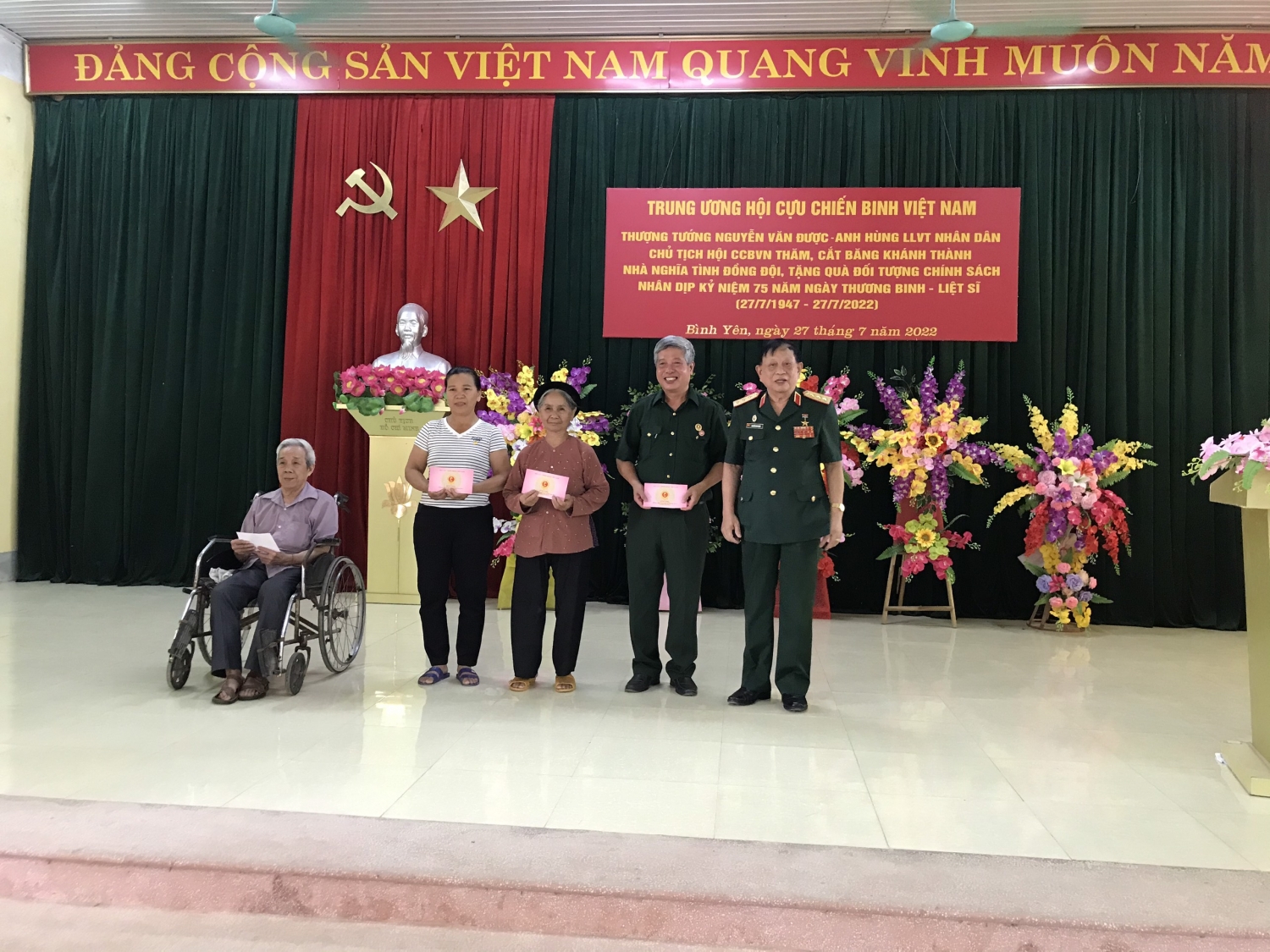 Hội CCB Việt Nam và Hội CCB Tập đoàn tặng quà đối tượng chính sách và khánh thành nhà nghĩa tình đồng đội tại tỉnh Tuyên Quang