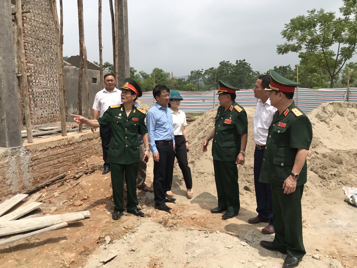 Đoàn công tác thăm công trình xây dựng Nhà văn hóa thôn Tân Yên, xã Bình Yên do Hội CCB Việt Nam hỗ trợ.