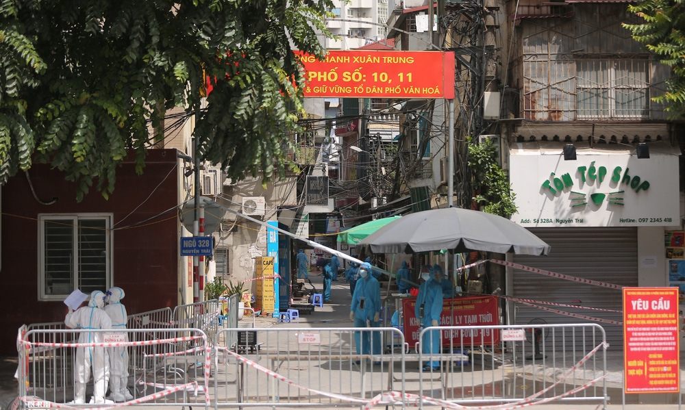 Từ chiều 23/8, chính quyền quận Thanh Xuân đã quyết định phong tỏa khu vực ngõ 328 và ngõ 330 Nguyễn Trãi với gần 700 hộ dân, hơn 2.000 nhân khẩu để phòng chống dịch Covid-19 sau khi phát hiện 19 ca F0