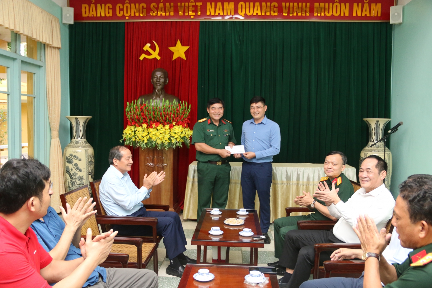 Đoàn công tác Petrovietnam dâng hương tưởng niệm Chủ tịch Hồ Chí Minh tại Khu di tích Đá Chông
