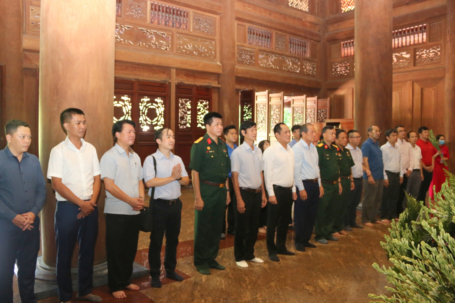 Đoàn công tác thành kính dâng hương tưởng nhớ Chủ tịch Hồ Chí Minh