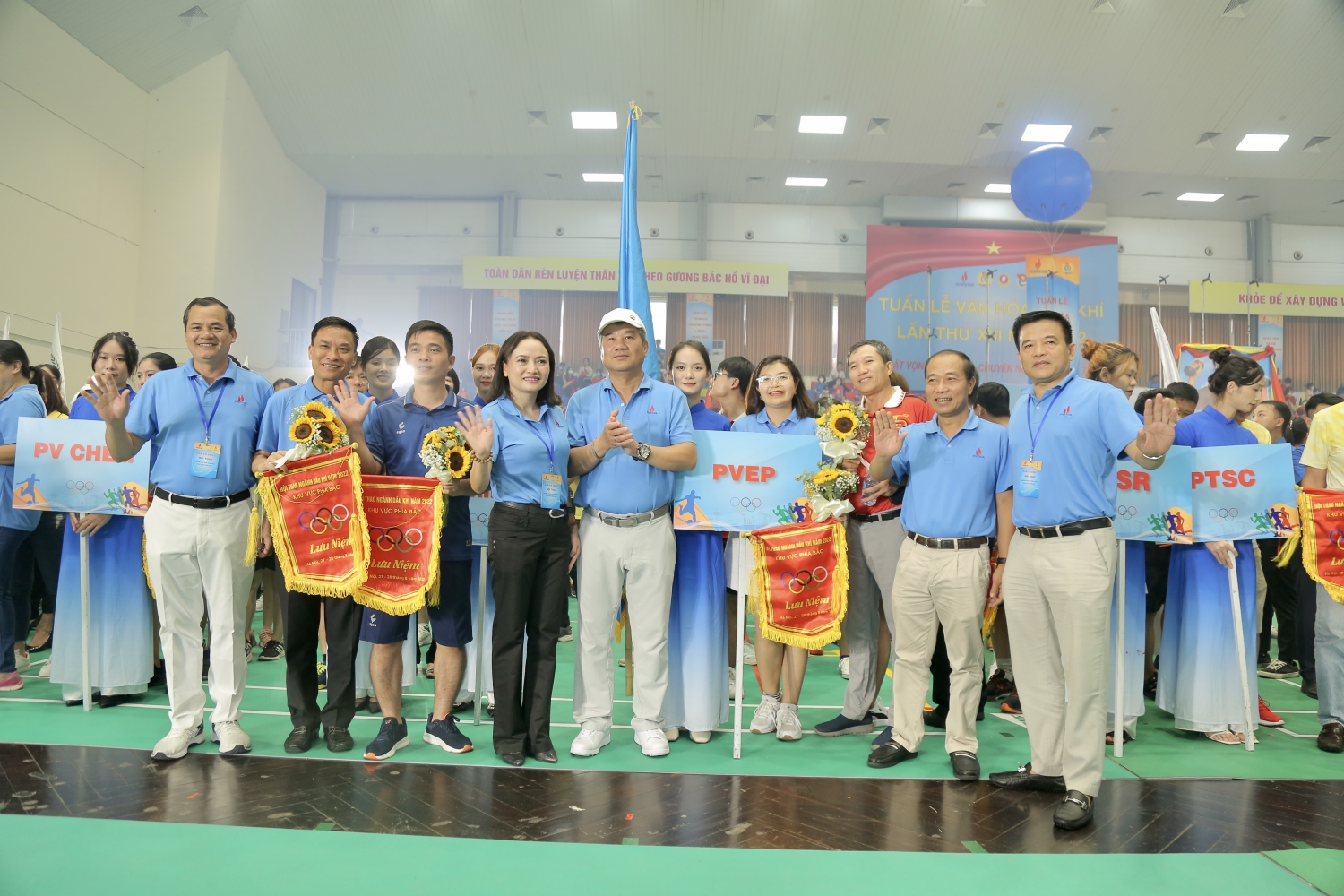 Các đại biểu chụp ảnh lưu niệm cùng các đoàn VĐV Các đại biểu chụp ảnh lưu niệm cùng các đoàn VĐV