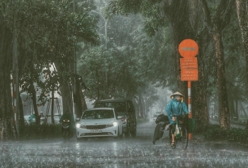 Người dân Hà Nội lưu ý mưa dông, lốc sét vào 2 ngày cuối tuần