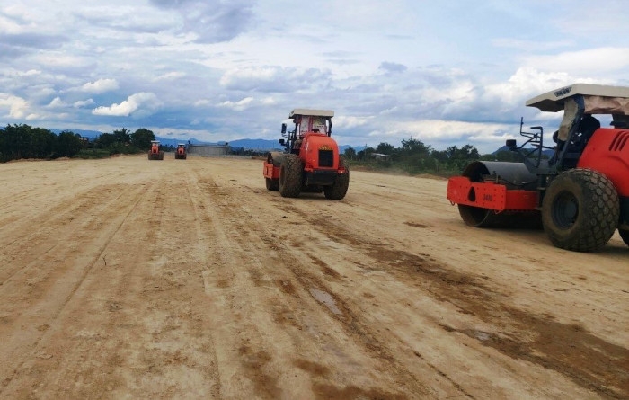 Cao tốc Vĩnh Hảo - Phan Thiết đang dần thành hình, tuy nhiên tiến độ vẫn đang bị ảnh hưởng do thiếu nguồn vật liệu đất đắp nền.