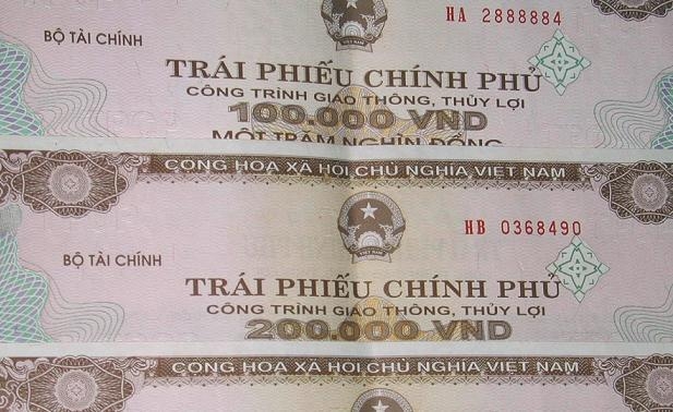 Đặc biệt việc phát hành TPCP đã khẳng định được vai trò là công cụ tái cơ cấu nợ công, giúp nợ công giảm tỷ trọng vay nước ngoài từ 73,6% (2010) xuống mức 63,4%  (2015) và 34,8% (2021); mức vay giảm gần 50% sau 11 năm. 