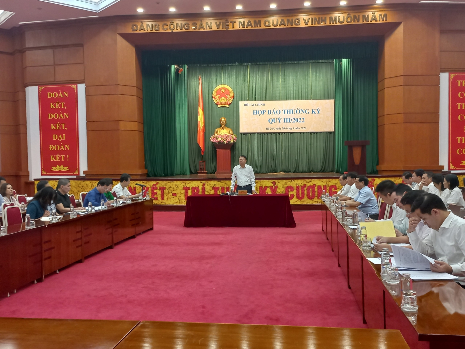 Thứ trưởng Bộ Tài chính Nguyễn Đức Chi chủ trì buổi họp báo