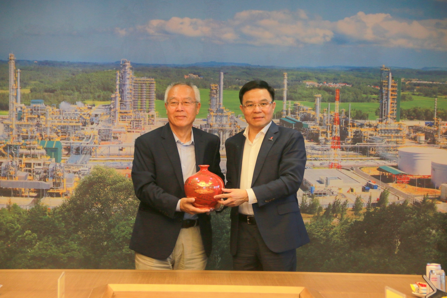 Tổng Giám đốcPetrovietnam Lê Mạnh Hùng trao quà lưu niệm đến ông Changjie Gou, Giám đốc Chương trình Industrial Liaison Program (ILP)