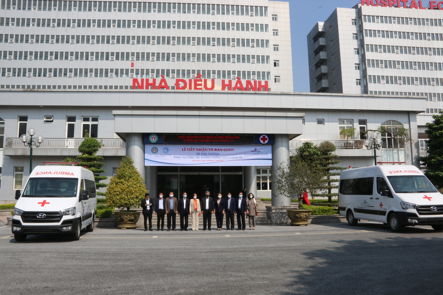 Petrovietnam trao tặng xe cứu thương cho 2 bệnh viện tỉnh Ninh Bình