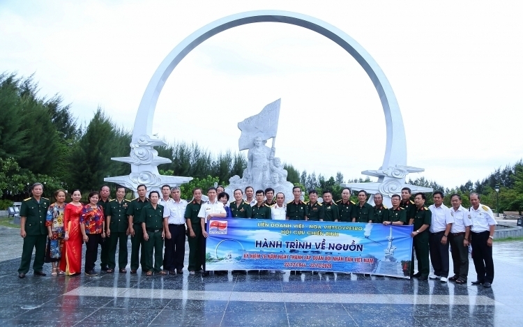 Hội CCB Vietsovpetro tổ chức về nguồn tại Đài tưởng niệm các Anh hùng Liệt sĩ Khu tưởng niệm Gạc Ma (huyện Cam Lâm, tỉnh Khánh Hòa)