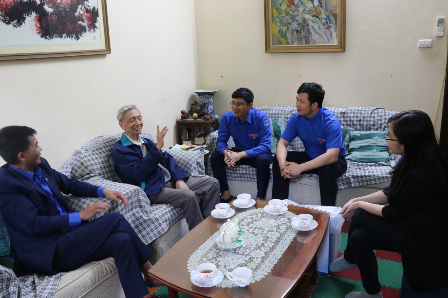Đoàn Thanh niên Cơ quan Tập đoàn thăm hỏi, tri ân các thế hệ cán bộ ngành Dầu khí Đoàn Thanh niên Cơ quan Tập đoàn thăm hỏi, tri ân các thế hệ cán bộ ngành Dầu khí