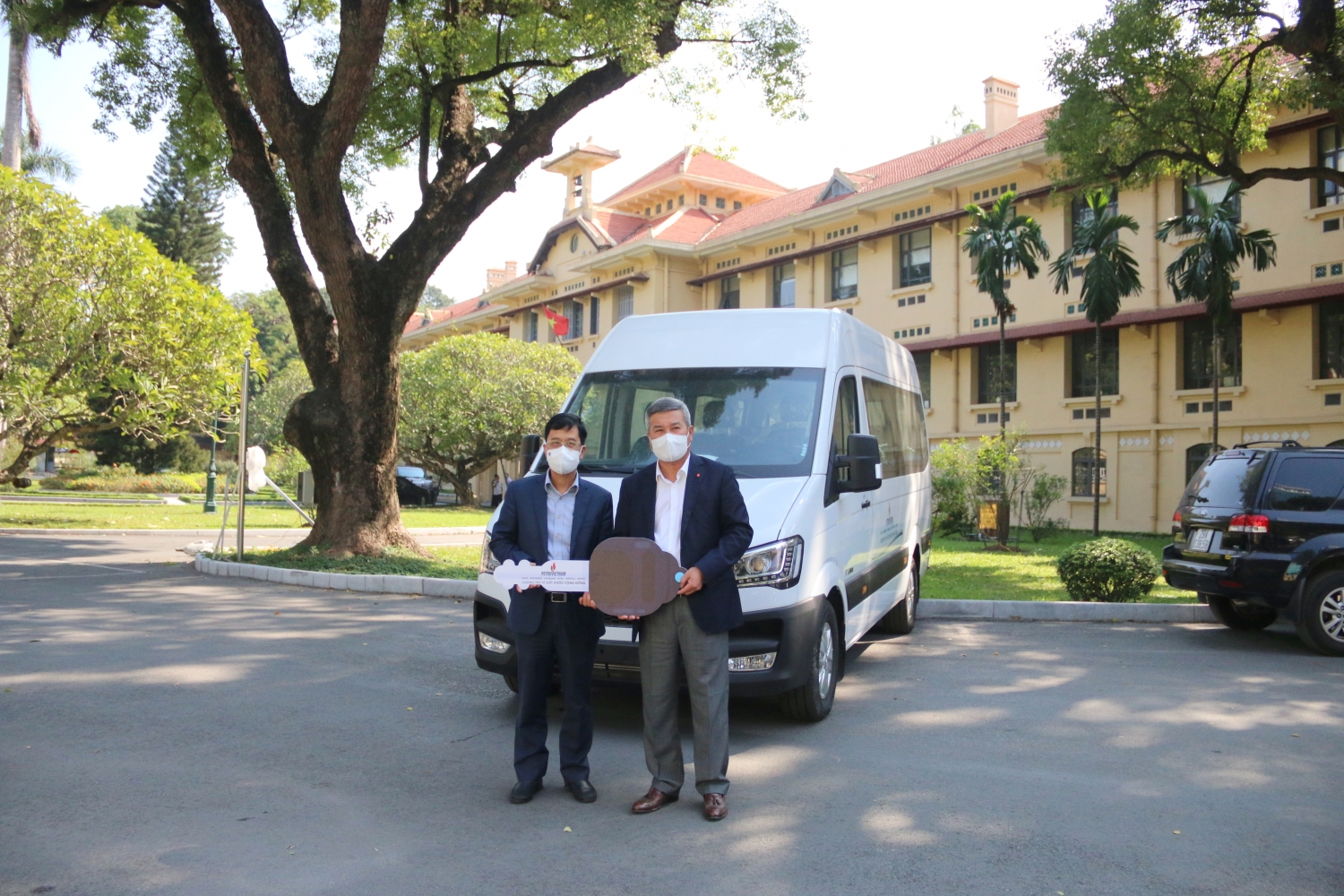 Petrovietnam trao tặng xe cứu thương cho Viện Vệ sinh Dịch tễ Trung ương