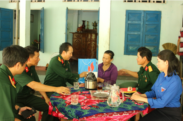 Phối hợp cùng Đoàn thanh niên Công ty đến thăm, tặng quà cho các gia đình thương binh, liệt sỹ trên địa bàn nhân ngày 27/