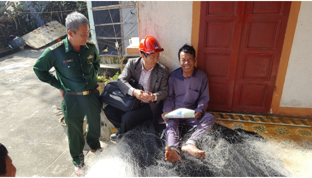 Phối hợp cùng Bộ đội biên phòng vận động tuyên truyền về công tác đảm bảo an  ninh, an toàn đối với NMLD Dung Quất cho bà con ngư dân xã Bình Trị, huyện Bình Sơn, tỉnh Quảng Ngãi.