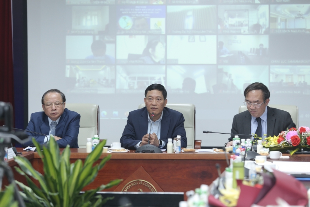 Thứ trưởn Bộ KH&CN Trần Văn Tùng cùng một số lãnh đạo chia sẻ thông tin về hoạt động của Quỹ NATIF