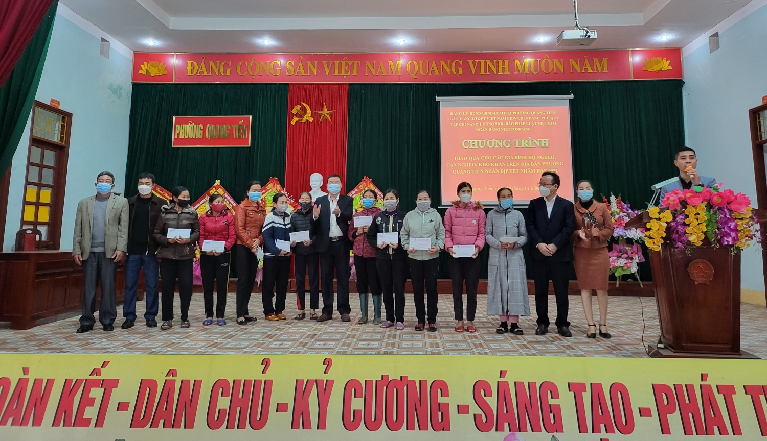 Tạp chí Năng lượng Mới đồng hành cùng Ngân hàng BIDV trao 200 suất quà Tết cho các hộ nghèo tại Nghệ An