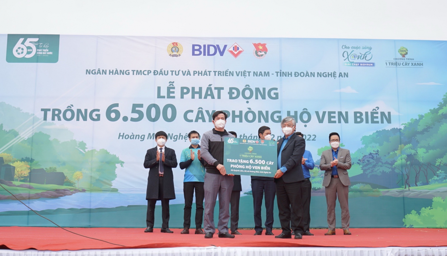 BIDV trồng 6.500 cây phòng hộ ven biển tại Nghệ An