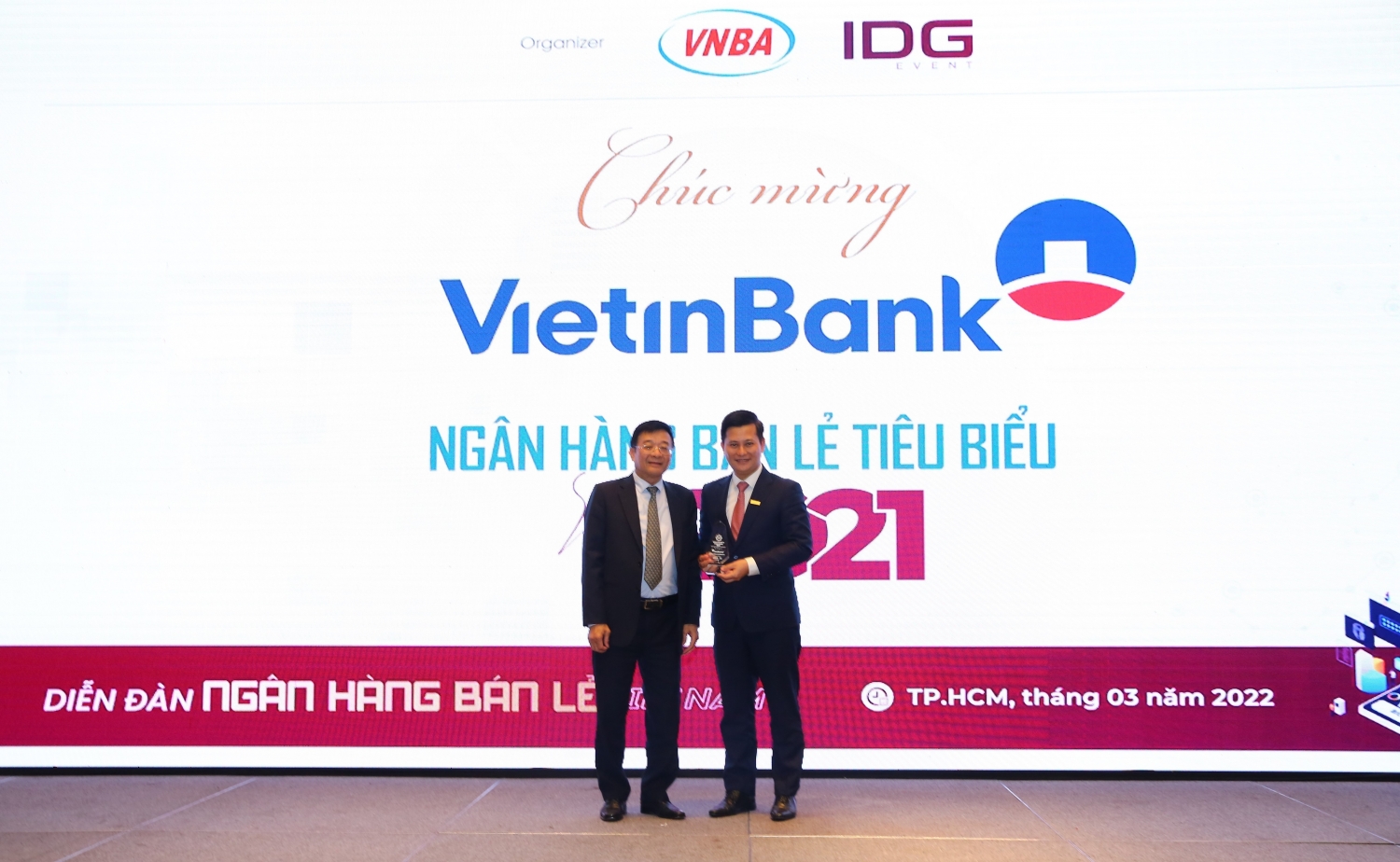 VietinBank xuất sắc nhận cú đúp Giải thưởng “Ngân hàng Bán lẻ tiêu biểu” và “Ngân hàng có dịch vụ sáng tạo tiêu biểu ”