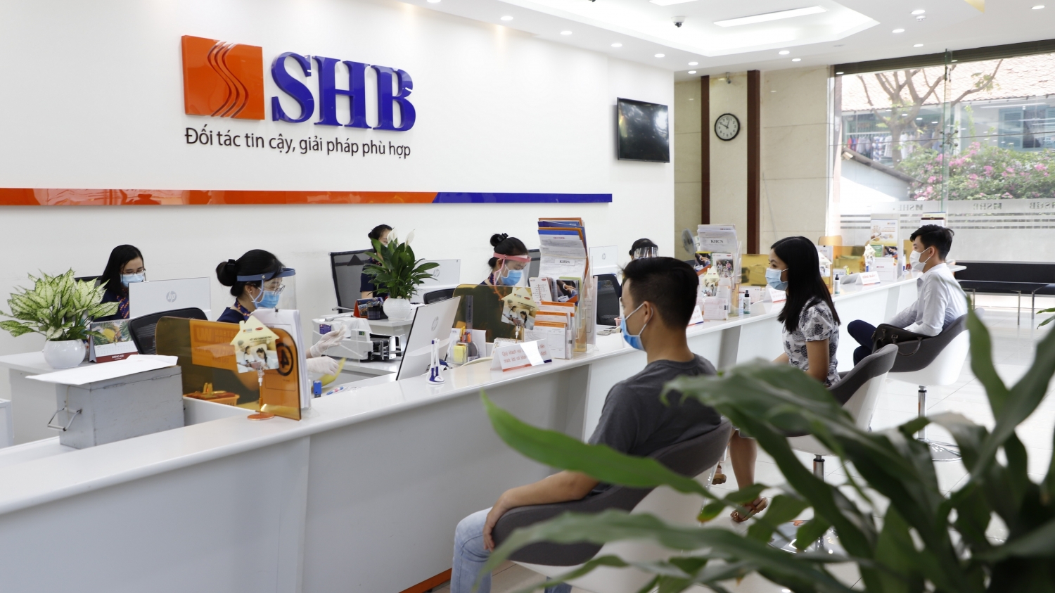 Tin nhanh ngân hàng ngày 22/4: SHB đáp ứng đủ điều kiện chuyển niêm yết trên HoSE
