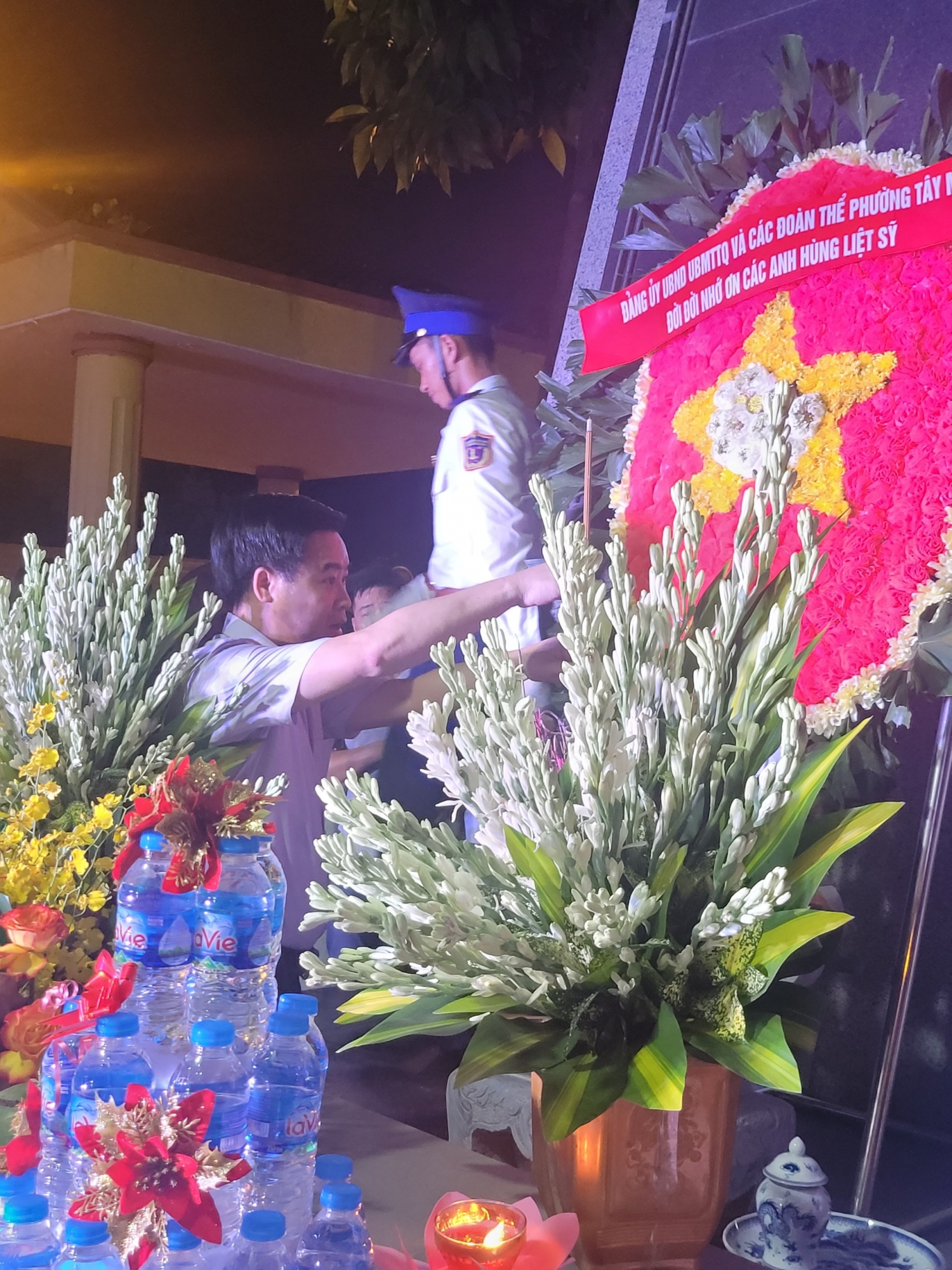 Hà Nội: Phường Tây Mỗ tổ chức thắp nến tri ân tại nghĩa trang liệt sỹ