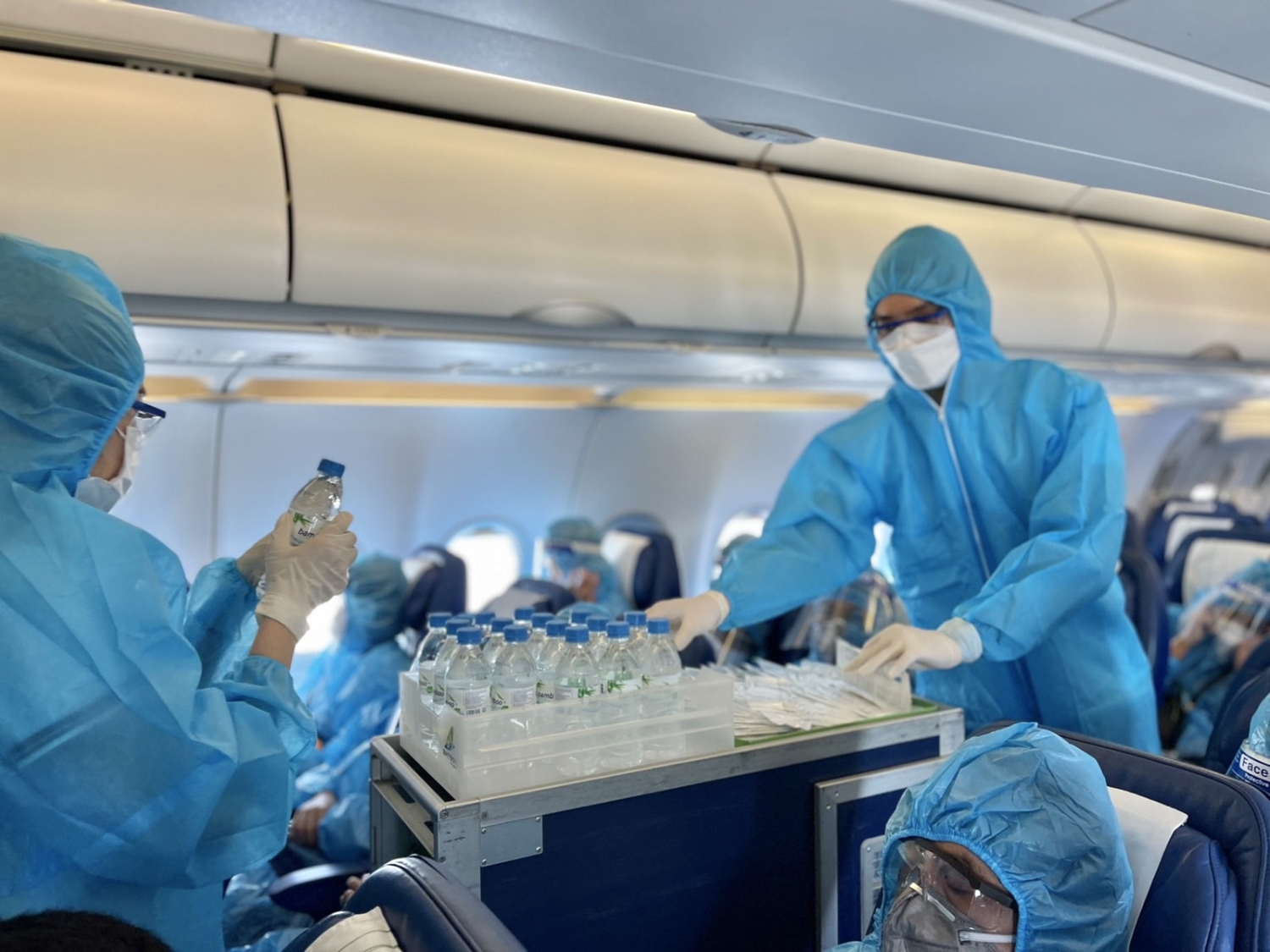 Bamboo Airways bay chuyên cơ khứ hồi đưa gần 200 y bác sĩ từ miền Trung vào TP HCM chống dịch