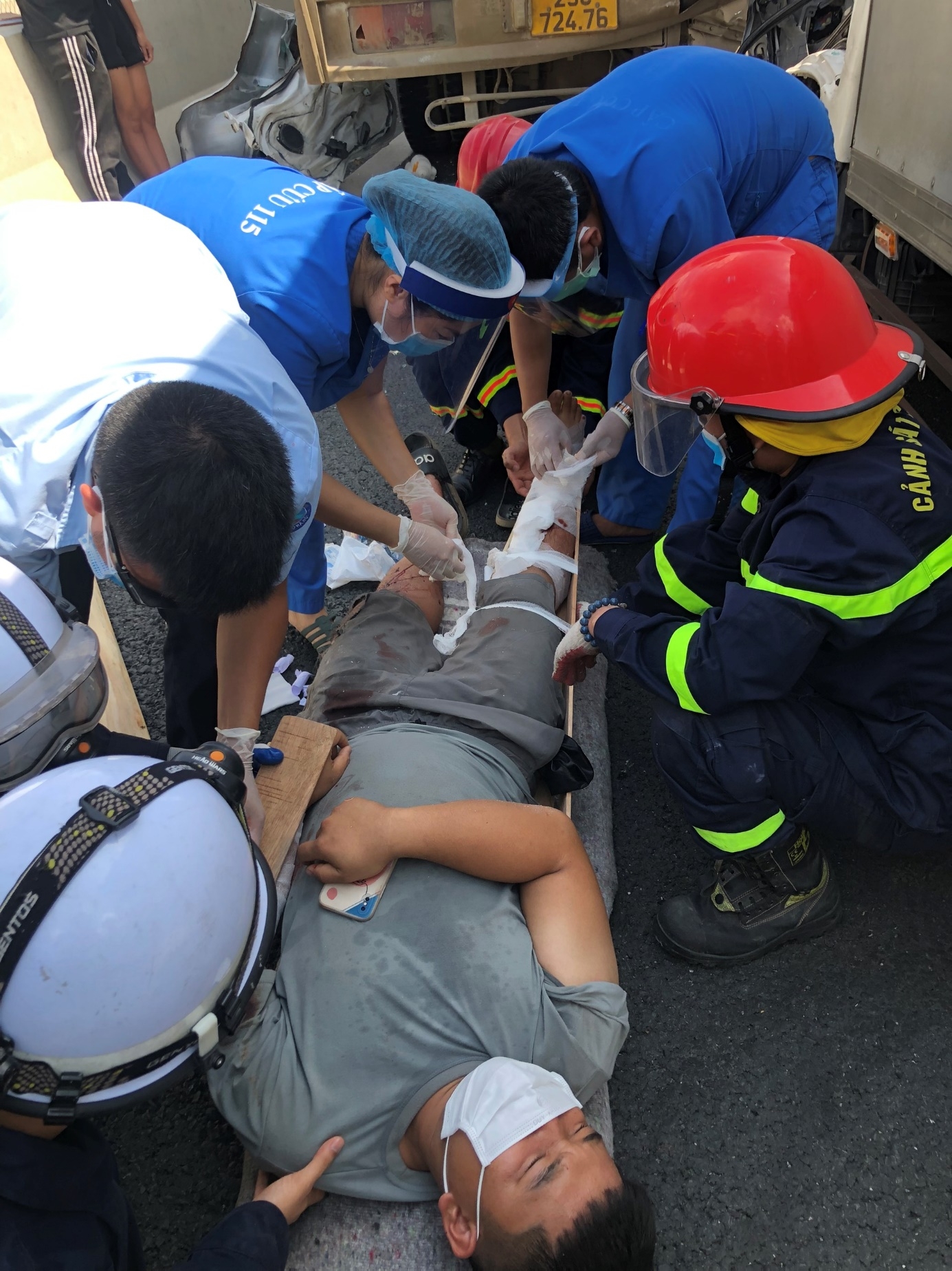 Hà Nội: Công an quận Bắc Từ Liêm cắt cabin giải cứu tài xế xe tải bị thương sau tai nạn
