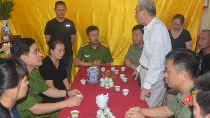 Cụm thi đua số 9 Công an TP Hà Nội thăm hỏi, động viên gia đình cán bộ chiến sỹ hy sinh trong vụ cháy tại Cầu Giấy
