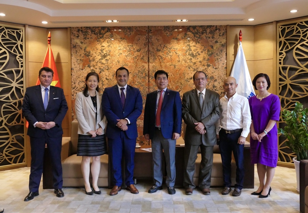 Ông Lê Xuân Huyên, Phó tổng giám đốc Tập đoàn Dầu khí Việt Nam và đại diện lãnh đạo các Ban cùng đoàn đại biểu đến từ Romania.