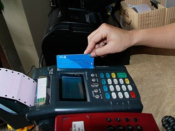 Sẽ siết chặt hoạt động chuyển tiền từ thẻ tín dụng vào tài khoản cá nhân