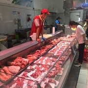 Mặc giá lợn hơi giảm sâu, người dân vẫn phải mua thịt lợn giá cao