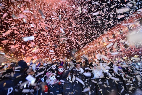 ITALY, Venice : People celebrate the New Year at the Piazza San Marco in Venice early on January 1, 2013. AFP PHOTO / ANDREA PATTARO