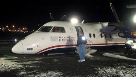 Mỹ: Cận cảnh máy bay hạ cánh bằng bụng, 34 người thoát chết