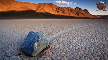 Bí ẩn về những hòn đá tự di chuyển ở thung lũng Chết