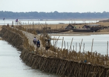 Khám phá cầu tre mỗi năm dựng một lần ở Campuchia