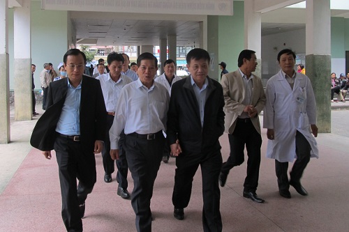 Trưởng Ban tổ chức TW Tô Huy Rứa và nguyên Chủ tịch nước Nguyễn Minh Triết thăm ông Nguyễn Bá Thanh
